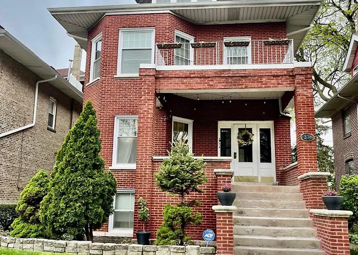 Lovely Vintage 3bd 1ba Perfectly Located Near Public Transit & Chicago
