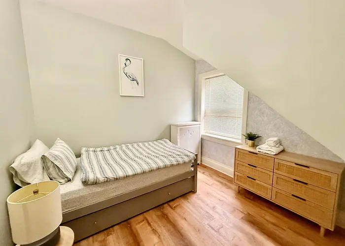 Lovely Vintage 3bd 1ba Perfectly Located Near Public Transit & Chicago *